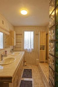 a bathroom with two sinks and a window at Magnifique T4 Uzès au calme in Uzès