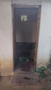 korytarz z drzwiami do pokoju w domu w obiekcie House near main temple w mieście Batticaloa