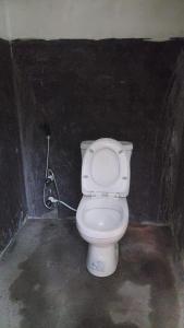 ein Bad mit einem weißen WC in einem Zimmer in der Unterkunft House near main temple in Batticaloa