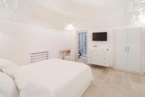 Postel nebo postele na pokoji v ubytování Borgofreddo Luxury Suite