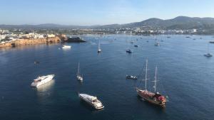 un gruppo di imbarcazioni in un grande bacino idrico di LA MAISON BLANCHE IBIZA 5* a Ibiza Città