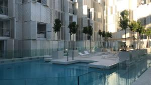 una piscina al centro di un edificio di LA MAISON BLANCHE IBIZA 5* a Ibiza Città