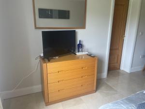 uma televisão em cima de uma cómoda num quarto em Reenconnell Dingle em Dingle