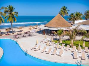 uma imagem de um resort com piscina e praia em Kombo Beach Resort em Serekunda