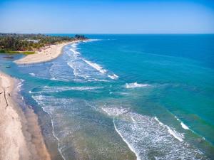 薩拉昆達的住宿－Kombo Beach Resort，享有海滩和大海的空中景致