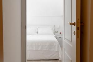 Postel nebo postele na pokoji v ubytování Borgofreddo Luxury Suite