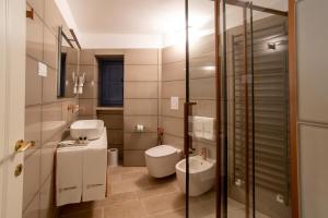 Koupelna v ubytování Borgofreddo Luxury Suite
