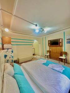 ein Schlafzimmer mit einem großen Bett in einem Zimmer in der Unterkunft Konak Grand Apart in Uzungöl