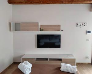 ein Wohnzimmer mit einem TV an einer weißen Wand in der Unterkunft Casa Baglio Viole in Valderice