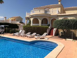 ein Haus mit einem Swimmingpool vor dem Haus in der Unterkunft Maison type villa 4 façades 4 bedrooms in Gran Alacant