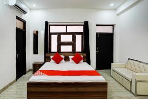 En eller flere senge i et værelse på OYO Flagship Nakshatram Palace