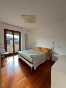 una camera con un grande letto e un pavimento in legno di Casa di Gabry a Pedaso
