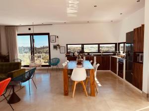 uma cozinha e sala de estar com mesa e cadeiras em Villa Luasah em Vila Praia do Bilene