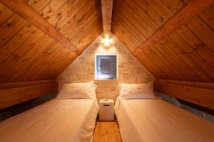 Postel nebo postele na pokoji v ubytování Borgofreddo Luxury Suite