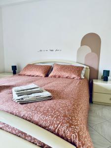 - un lit avec une couette et des oreillers rouges dans l'établissement Valleverde house, à Melfi