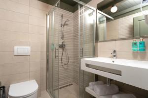 ein Bad mit einer Dusche, einem Waschbecken und einem WC in der Unterkunft Boutique Hotel Paradiso in Poreč