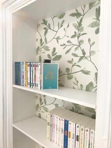 a book shelf with books and books at Casa verde in Ventimiglia