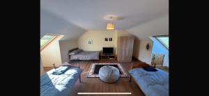 ein Wohnzimmer mit 2 Sofas und einem TV in der Unterkunft Beautiful Home in Dingle in Dingle