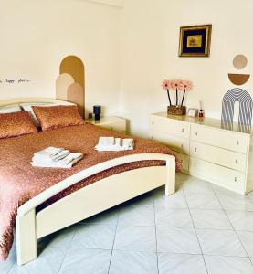 - une chambre avec un grand lit et une commode dans l'établissement Valleverde house, à Melfi