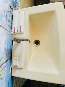 um lavatório branco com uma torneira na casa de banho em Serenity Homes em Parxem
