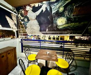 Un restaurante con una mesa y sillas y un gran mural. en TRAVELLERS JULIUS STUDIO DOWN TOWN Thessaloniki University, en Tesalónica