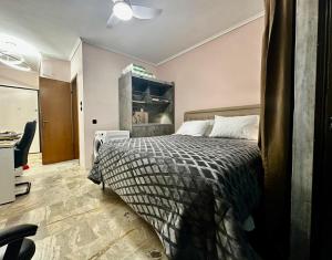 un dormitorio con una cama y un escritorio en TRAVELLERS JULIUS STUDIO DOWN TOWN Thessaloniki University, en Tesalónica