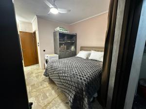 un dormitorio con una cama en una habitación en TRAVELLERS JULIUS STUDIO DOWN TOWN Thessaloniki University, en Tesalónica 2 fotos más