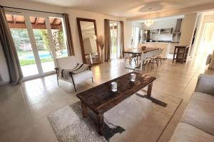 a living room with a couch and a table at Charmante villa avec piscine - Golfe St Tropez in La Croix-Valmer