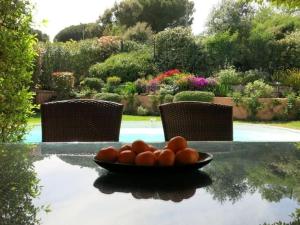 a bowl of tomatoes sitting on a table at Charmante villa avec piscine - Golfe St Tropez in La Croix-Valmer