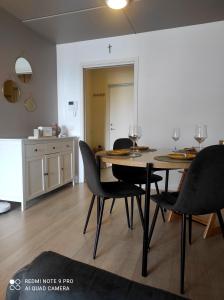 una sala da pranzo con tavolo e sedie e una cucina di Panoramisk leilighet 2 a Bodø
