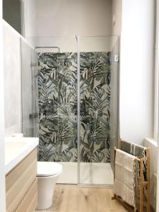 a bathroom with a shower with a glass door at Casa verde in Ventimiglia