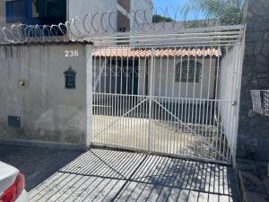 ein Tor, das zu einem Haus führt in der Unterkunft Casa 400m do shopping in Governador Valadares