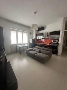 - un salon avec un canapé et une table dans l'établissement Perla Marina, à Pescara