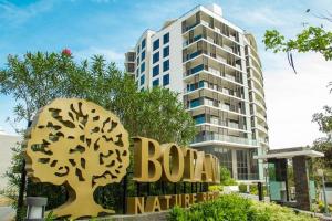 ジョホールバルにあるBotanika, Luxury Homestay by Antlerzoneの建物のあるホテル前の看板