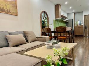 een woonkamer met een bank en een tafel bij F’HOUSE CH 2 ngủ 2wc CC Hoàng Huy Commerce, Lê Chân, HP in An Khê
