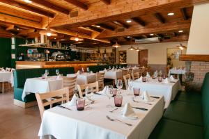 Reštaurácia alebo iné gastronomické zariadenie v ubytovaní Aparthotel Cal Marçal