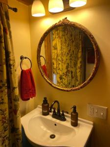 y baño con lavabo y espejo. en Romantic, Tranquil Guest House en Fitzwilliam