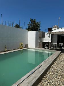 basen na podwórku domu w obiekcie Tumbes Zorritos Bocapan Casa con piscina 3 dormitorios w mieście Bocapán