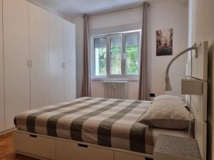 a bedroom with a bed and a window at Apt by Trieste University in Trieste