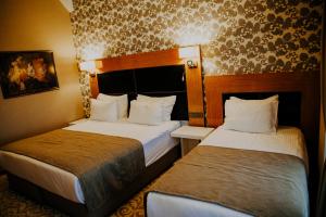 pokój z 2 łóżkami w pokoju hotelowym w obiekcie Elgarden Hotel & Residence w mieście Masukiye