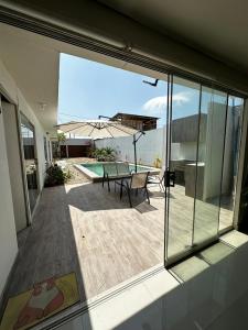 widok na patio ze stołem i parasolem w obiekcie Tumbes Zorritos Bocapan Casa con piscina 3 dormitorios w mieście Bocapán