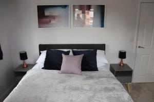 - une chambre avec un lit doté d'un oreiller rose dans l'établissement Chapter House, à Farnborough