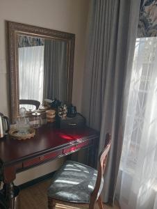Habitación con escritorio con espejo y silla. en Ing at Sandstone en Fouriesburg