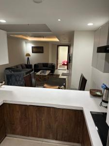 Kuhinja ili čajna kuhinja u objektu Gold Crest Two Bed service Apartments