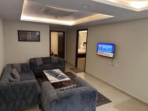 TV i/ili multimedijalni sistem u objektu Gold Crest Two Bed service Apartments