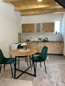 Η κουζίνα ή μικρή κουζίνα στο Ammirevole Ravne Oga +18 φωτογραφίες