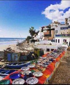 un grupo de barcos alineados en una playa en Villa Tafoukt Taghazout, en Taghazout