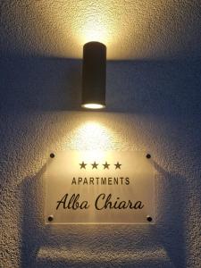Una luz en una pared con una señal. en Apartments Alba Chiara, en Kastav
