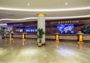 um lobby de um hotel com um balcão de recepção em Hotel Makadi sharm elshekh em Sharm el Sheikh