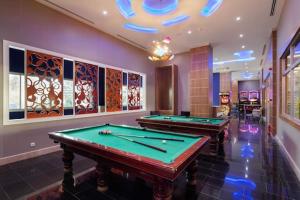 沙姆沙伊赫的住宿－Hotel Makadi sharm elshekh，台球室,内设两张台球桌